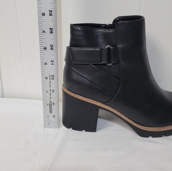 Naturalizer Madalynn Strap Water Repellent Ankle Lug Bootie Size 9.5 - Picture 10 of 11
